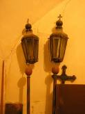 Lámpák, amelyeket szent menetek alkalmával vittek